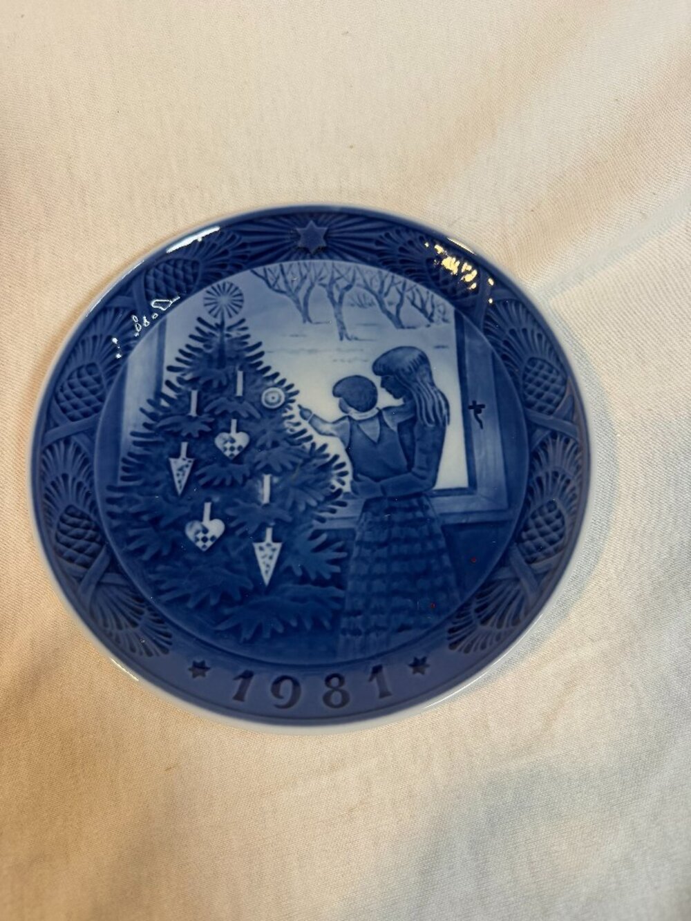 Royal Copenhagen Christmas Plate 1981 Admiring Tree 7" Blue Porcelain Vintage